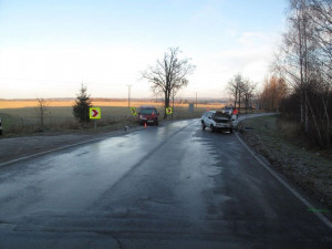 U Ledenic se včera ráno srazila kvůli náledí dvě auta