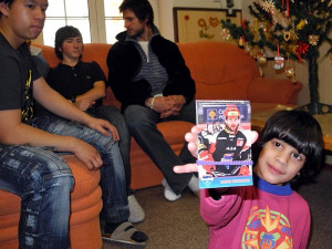 Holčička Andrea z Dětského domova Boršov ukazuje podepsanou kartičku Davida Kuchejdy. V pozadí Martin Podlešák