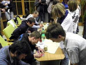 Hráči HC Mountfield Martin Podlešák (vepředu), Rudolf Červený, David Kuchejda a František Ptáček se podepisují dětem