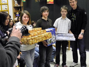 Rudolf Červený (na snímku zcela zpravo) předává dětem dárky od budějckého klubu