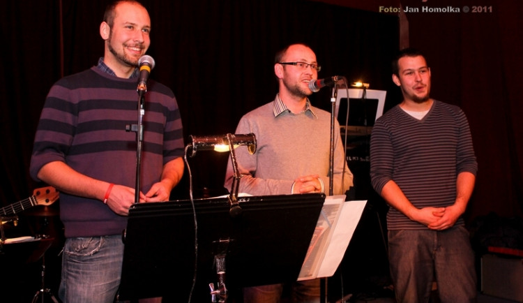 Zahajovací proslov provozovatelů Café klub Slávie, zleva: Petr Smutný, David Matějíček a Lukáš Zahradník