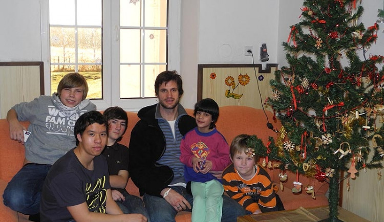 Martin Podlešák v obležení dětí z Dětského domova Boršov, které mu ukázali své pokoje