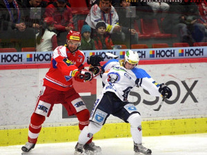 Budějcký Pavel Kašpařík při souboji s Janem Stránským