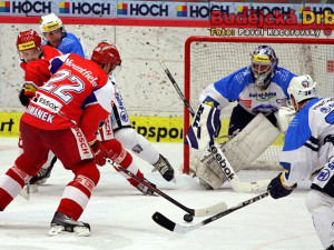 Plzeňský gólman Adam Svoboda sleduje počínání Jiřího Šimánka
