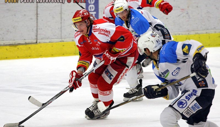 Jakub Langhammer stíhaný plzeňskými hráči