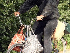 Cyklista nedal přednost autu a utrpěl mnohočetná zranění