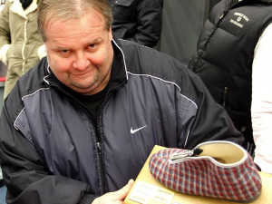 Jan Budějcký s Bačkorou roku, kterou letos získal Ladislav Volešák