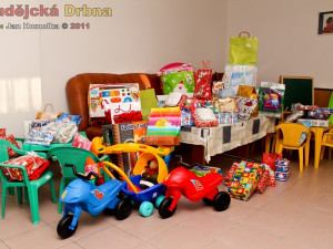 Neskutečné množství dárků vybraných pro Azylový dům Filia