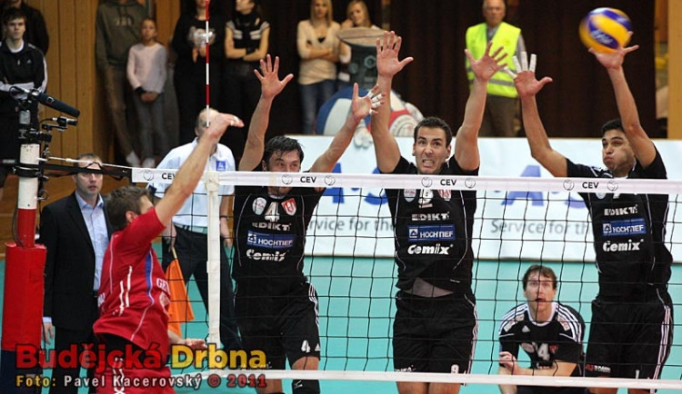 Jihostroj se pokusí odčinit domácí porážku s Unterhachingem dnes v Německu. Na snímku zleva trojblok Novotný - Sukuba - Rojas