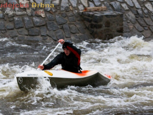 Vicemistr světa v raftingu juniorů Antonín Haleš se nenechal dlouho přemlouvat a i on se projel novým kanálem