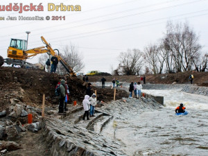 Průplachu přihlíželi jak kamarádi závodníků, tak i pracovní stroje