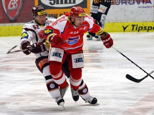 Milan Gulaš faulovaný střelcem dvou branek hostí Petrem Tenkrátem