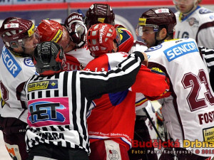 Pošťuchovaná před brankou Sparty