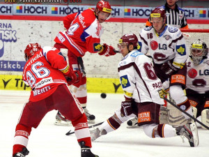 Střelu Tomáše Mertla se snaží zblokovat Dominik Pacovský