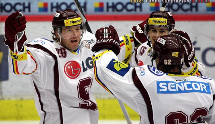 Petr Ton se raduje ze třetího gólu v síti Jakuba Kováře