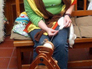 Lenka Smržová přede na kolovrátku