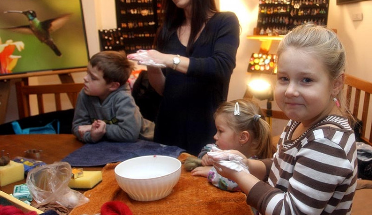 Mýdlová voda, trocha ovčí vlny, chvilku kutálet mezi dlaněmi a pevná kulička je na světě