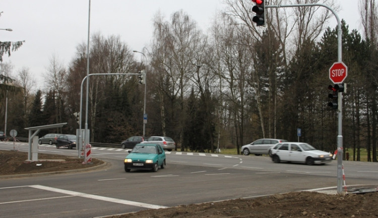 Nová světelná křižovatka u budějcké Sportovní haly je od úterý v provozu