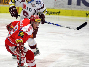 Domácí forvard Roman Pšurný před Davidem Kočím