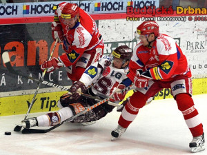 Domácí obranná dvojice Vydarený - Ptáček pronikajícího Tomáše Rachůnka zastavila