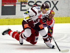 Nejproduktivnější domácí hráč Pavel Kašpařík padá v souboji s Petrem Tonem