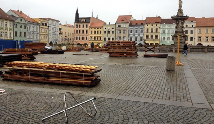 Na Náměstí Přemysla Otakara II. probíhá úklid