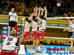 Trojblok proti smeči Radka Motyse, zleva Vojtěch Zach, Petr Havrlík a Roman Pekárek