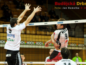 Domácí kapitán Michal Sukuba na bloku, nahrávač Petr Zapletal přihlíží