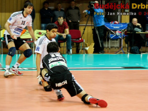 Libero domácích David Juračka se společně s Andy Rojasem snaží o úspěšný příjem