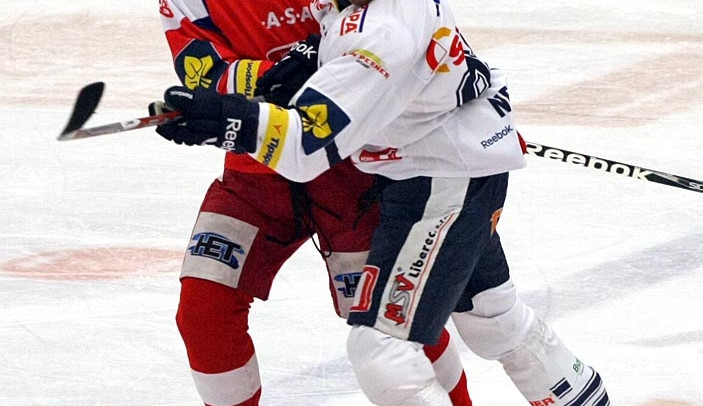 Zápas s Libercem rozhodl slovinský bek Aleš Kranjc (na snímku vlevo s kapitánem Bílých Tygrů Petrem Nedvědem)