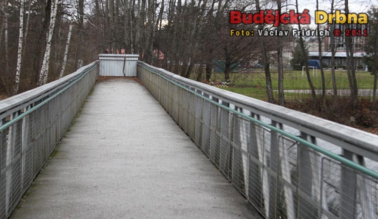 Uzavřená lávka mezi Budvar arénou a budějckou sportovní halou