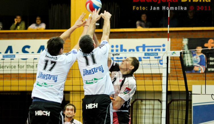 Domácí duo Štěpán Smrčka a Radek Motys brání útok hostů