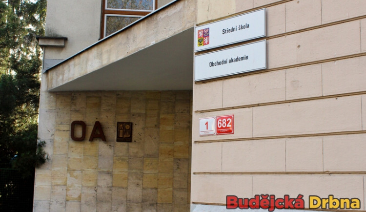 Pohled na vstup do obchodní akademie