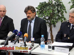 Ministr vnitra Jan Kubice, vlevo jeho první náměstek pro vnitřní bezpečnost Jaroslav Hruška