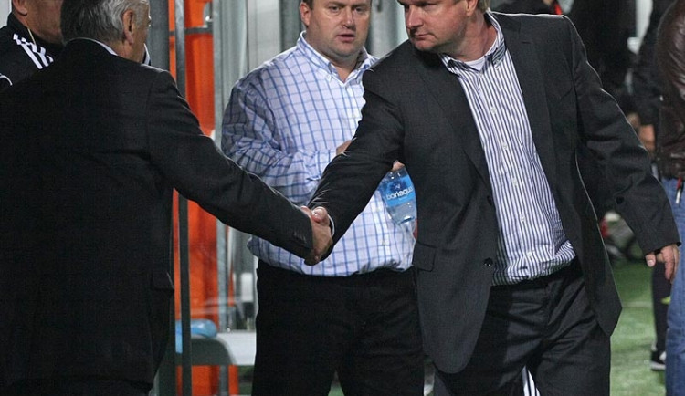 „Tak Františku, já ti toho Řepu přeju!“ blahopřeje plzeňský trenér Vrba budějckému kormidelníkovi Ciprovi, Rogoz to zezadu jistí