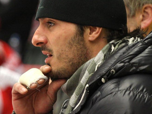 Aleš Kotalík sledoval utkání se zlomeným prstem jenom ze střídačky