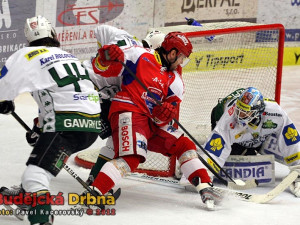 David Kuchejda, bráněný Pavlem Kuběnou, se důrazně dere před Salfického