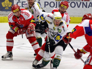 Roman Pšurný s Rudolfem Červeným atakují Lukáše Pecha, vzadu Michal Gulaši