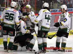 Střelec druhé branky hostů Petr Kumstát oslavovaný svými spoluhráči