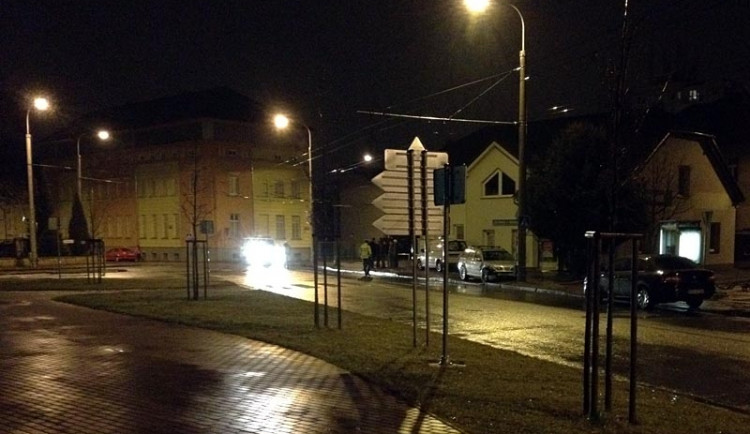Nehoda se stala na krizové křižovatce u nemocnice