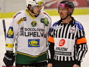 Michal Mikeska: „Pane rozhodčí, nešlo by nějak zařídit... víte...“ - Roman Polák: „Mně se chce ale hrozně čůrat!“