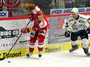 Roman Pšurný se pokouší vyvézt puk před branku