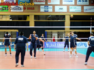 Pilně trénující hráči Cunea v budějcké Sportovce