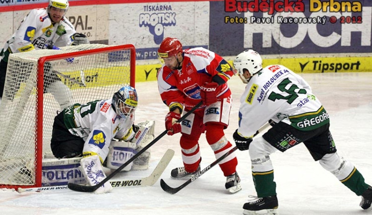 Kanonýr Milan Gulaš při této akci na Dušana Salfického nevyzrál. Jeho počínání sleduje exbudějcký Petr Gřegořek