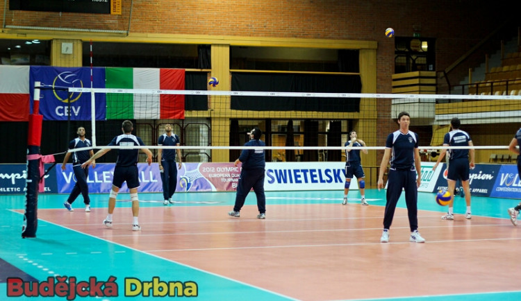 Po šesté hodině se hřiště zaplnilo týmem z Cunea a míče začaly létat vzduchem