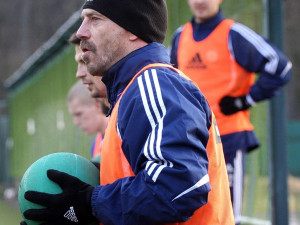 Tomáš Řepka při posilování s medicimbálem