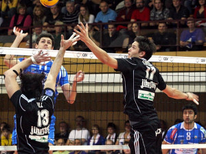 Fila se Smrčkou se snaží zhatit útok českému hráči v dresu Cunea Jakubovi Veselému