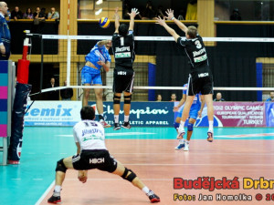 Připravený David Juračka na smeč nejvyššího borce Cunea Nevese Vissotta