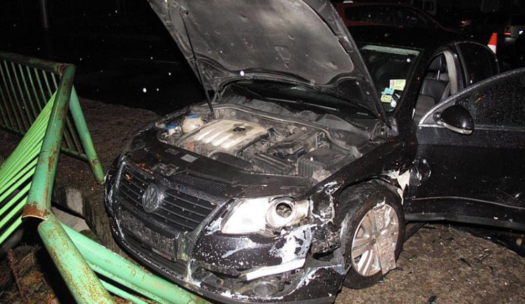 Viníkův volkswagen zbořil i zábradlí Dobrovodské stoky