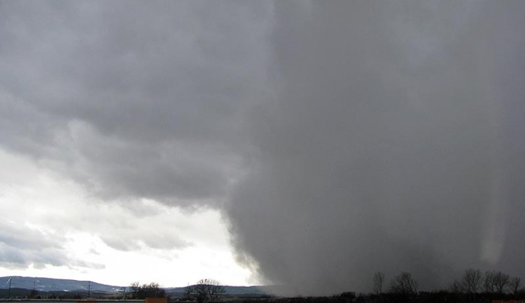 Pátek 13. ledna 2012, 12:47 hodin. Sněhová bouře se valí do Budějc!